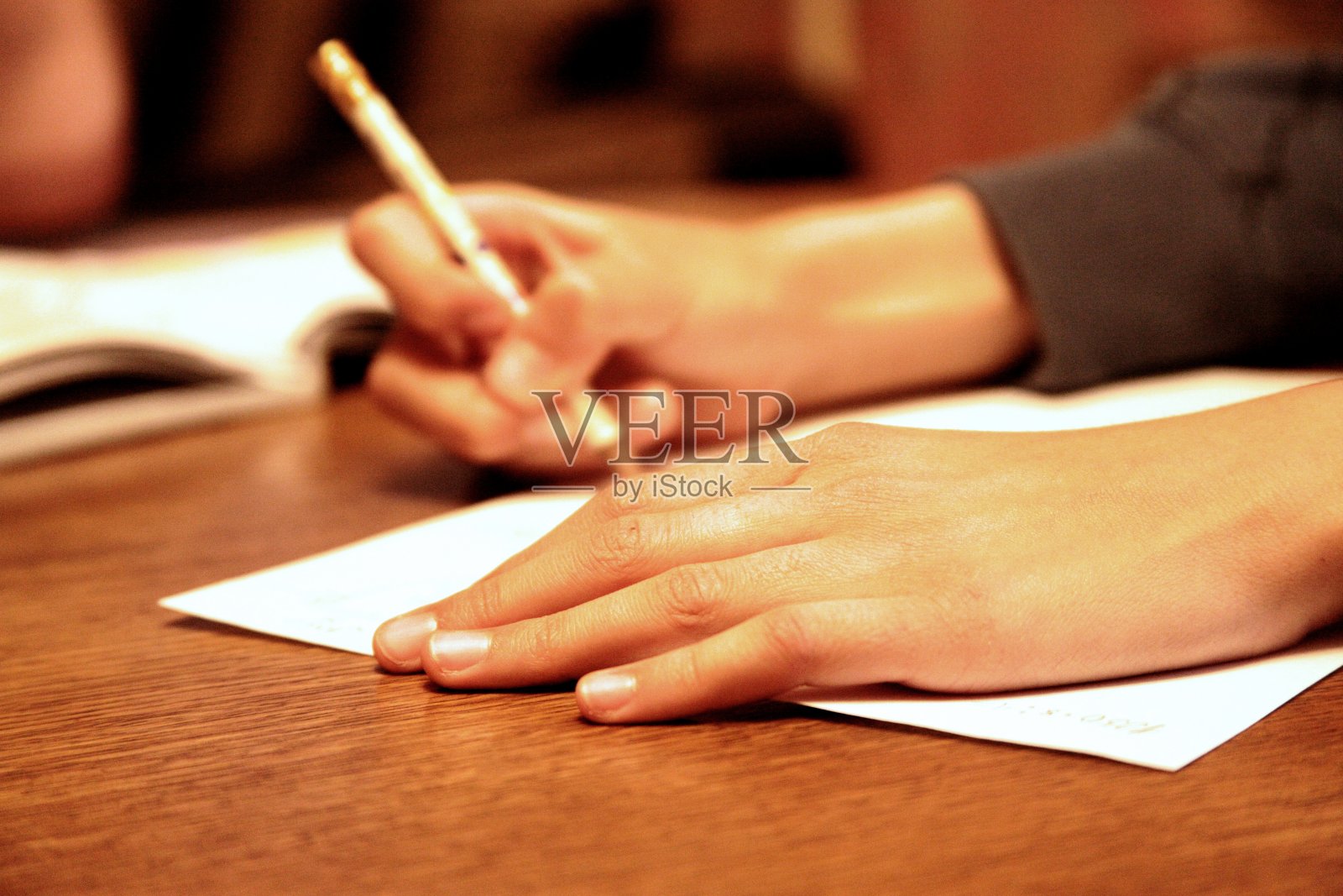 女性手指着，特写照片摄影图片