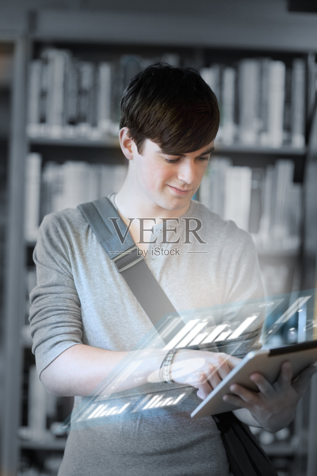 专注的学生在他的数字平板电脑上分析图表照片摄影图片