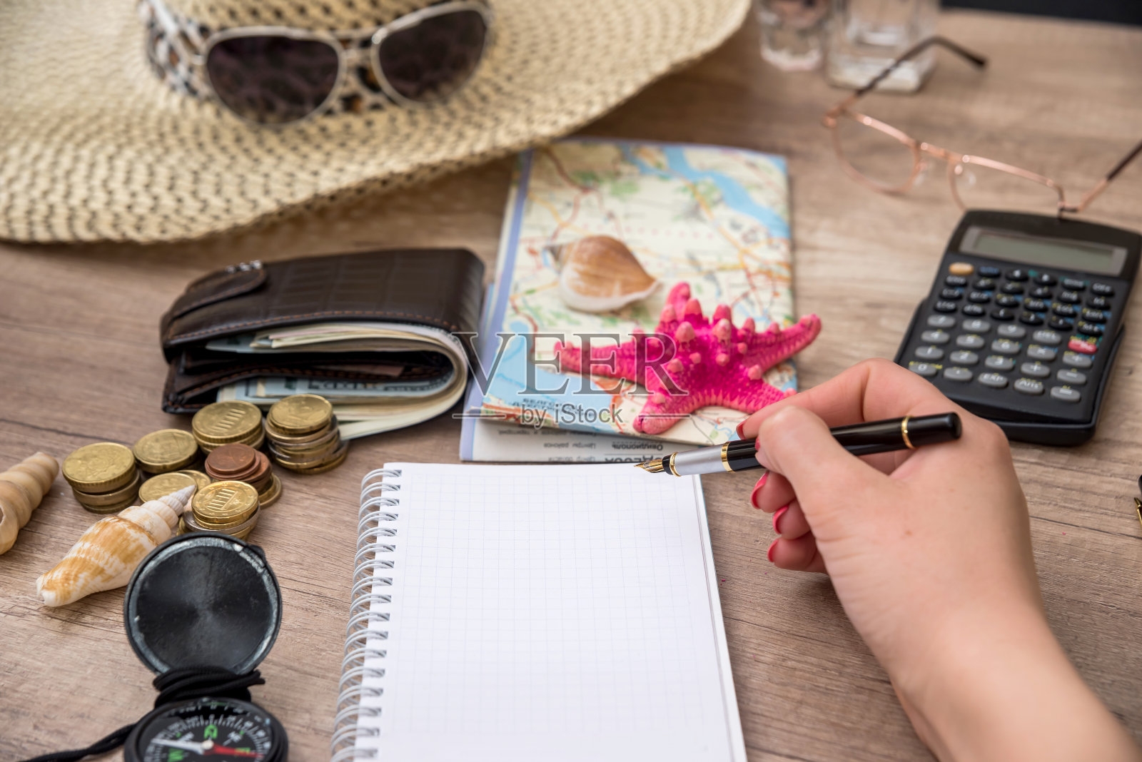 旅行配件-空记事本，钱，地图和指南针照片摄影图片