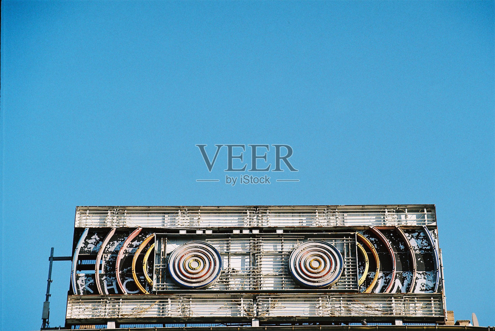 废弃的广告标志照片摄影图片