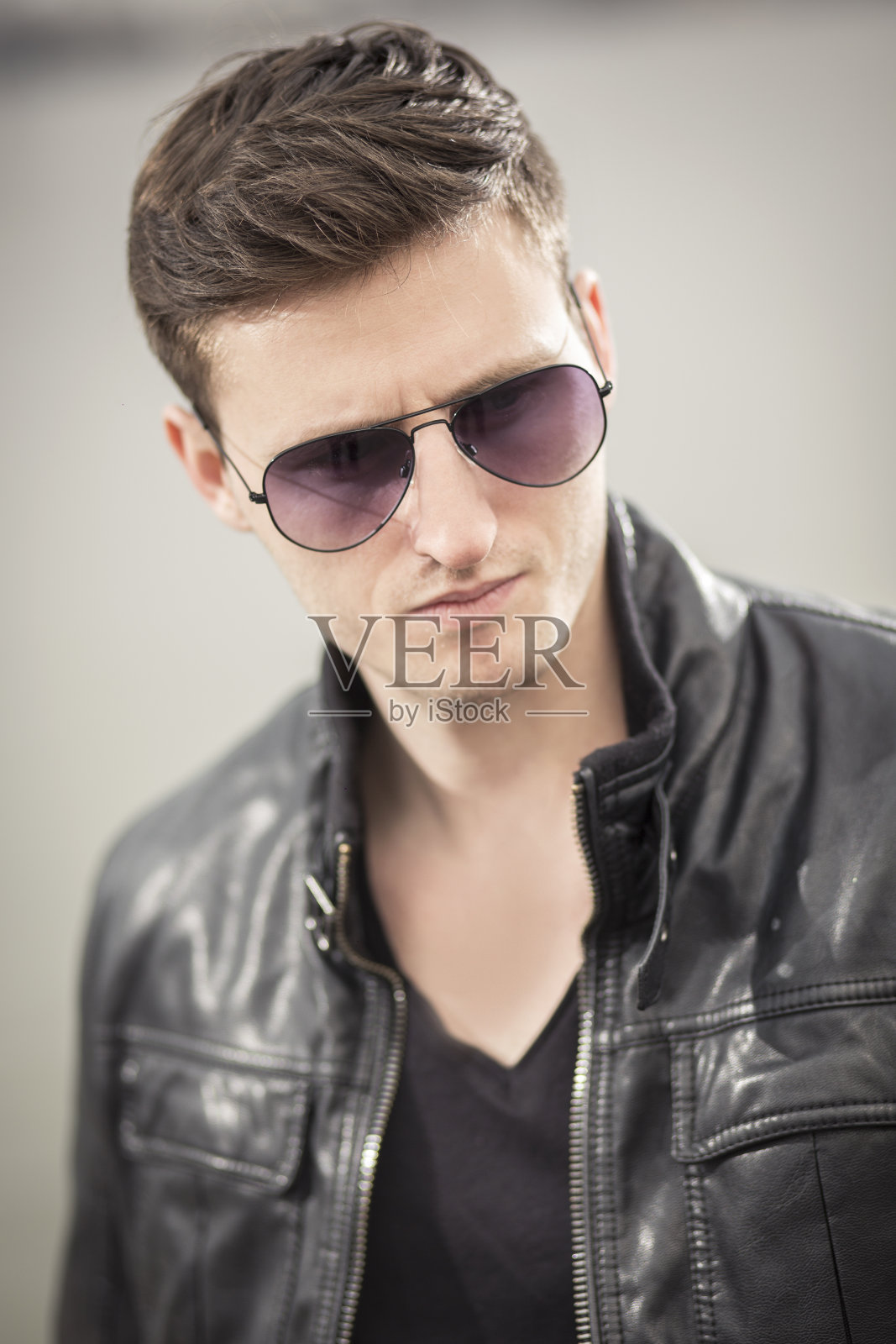 帅哥穿皮夹克照片摄影图片