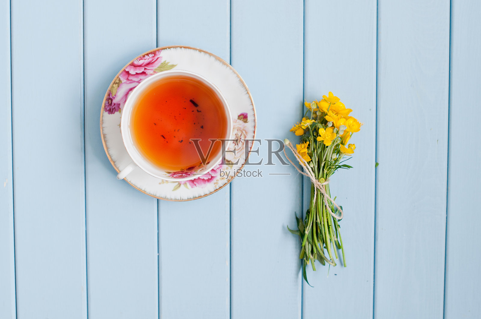 夏日盛开的花束和一杯红茶照片摄影图片