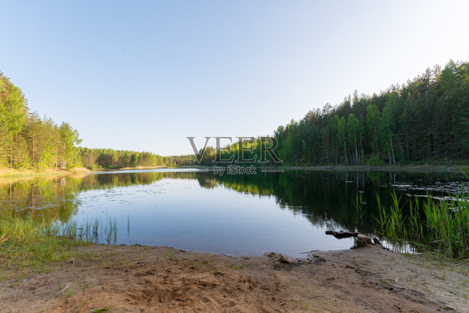 蓝色的湖，蓝色的天空和白云。夏天的风景。照片摄影图片
