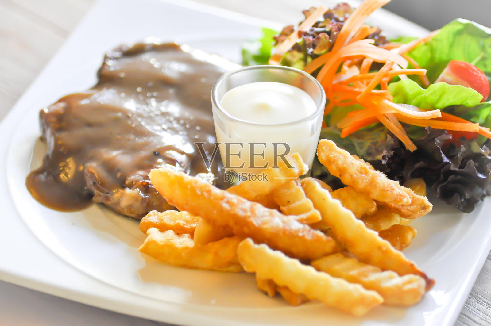 猪排、炸薯条和沙拉照片摄影图片