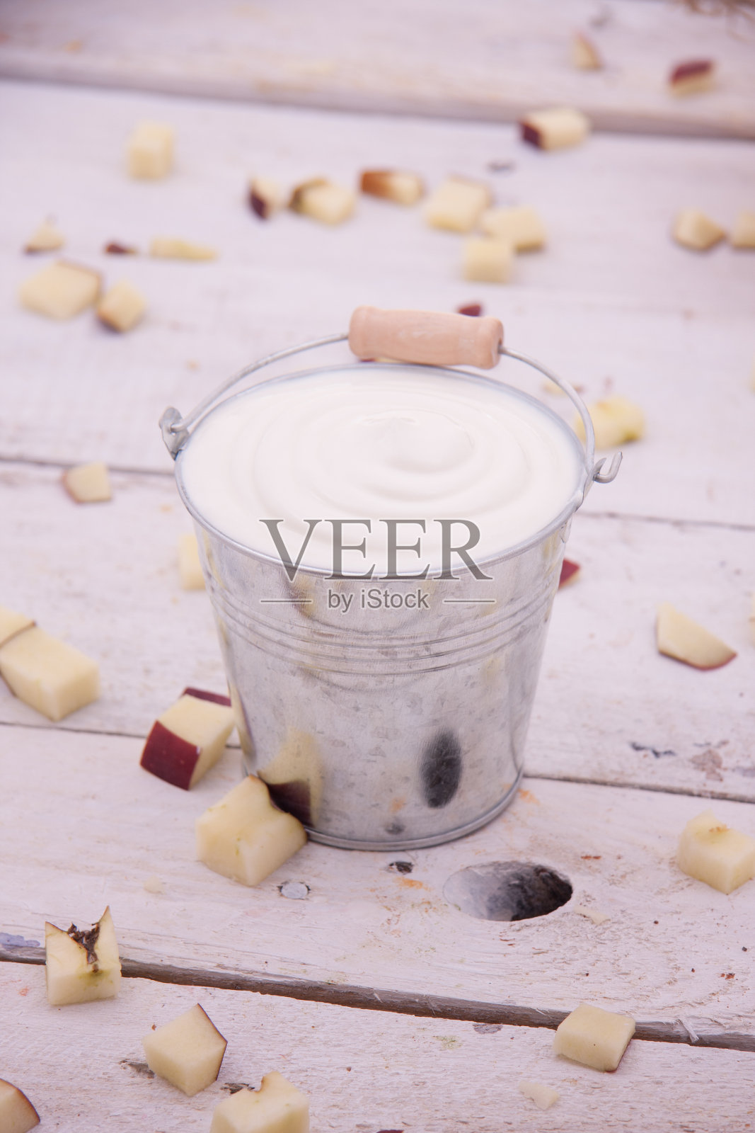 果汁，水果和蔬菜放在木桌上照片摄影图片