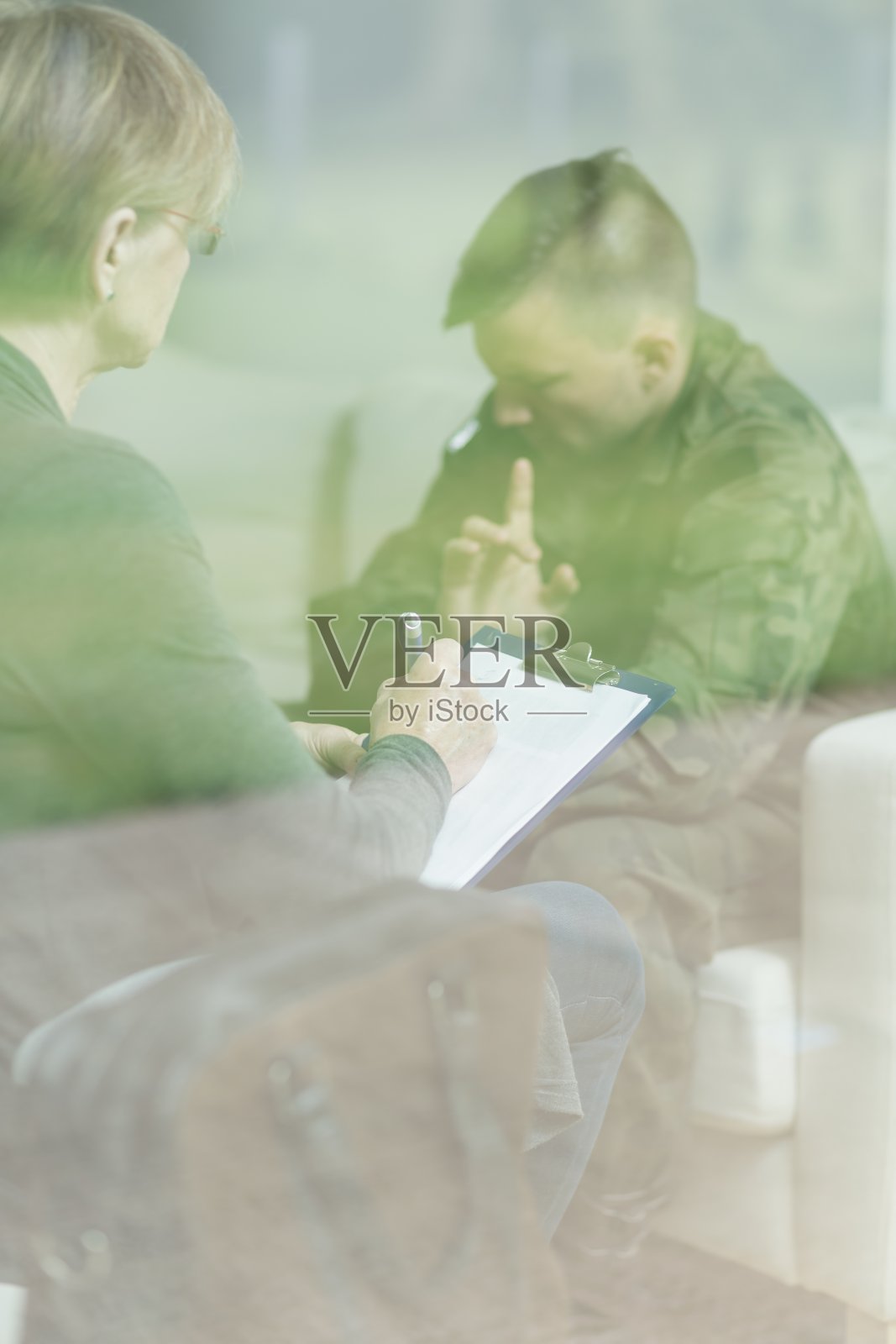 精神病医生在听男士兵讲话照片摄影图片