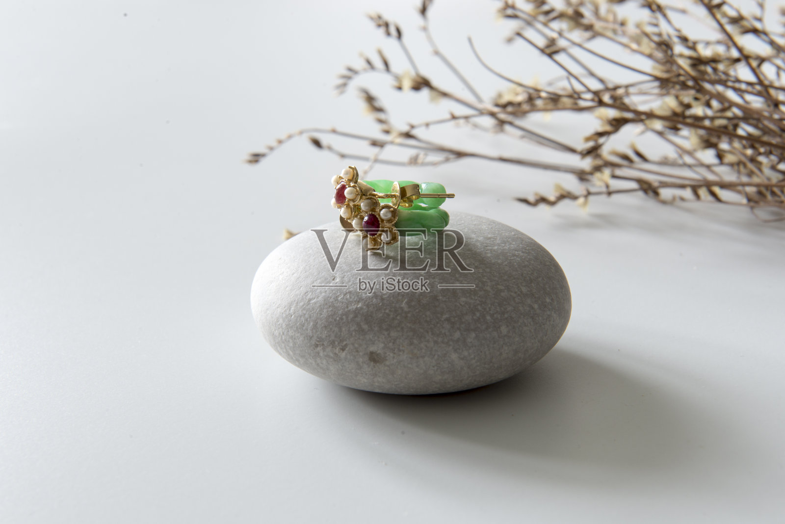 玉石首饰，白色背景照片摄影图片