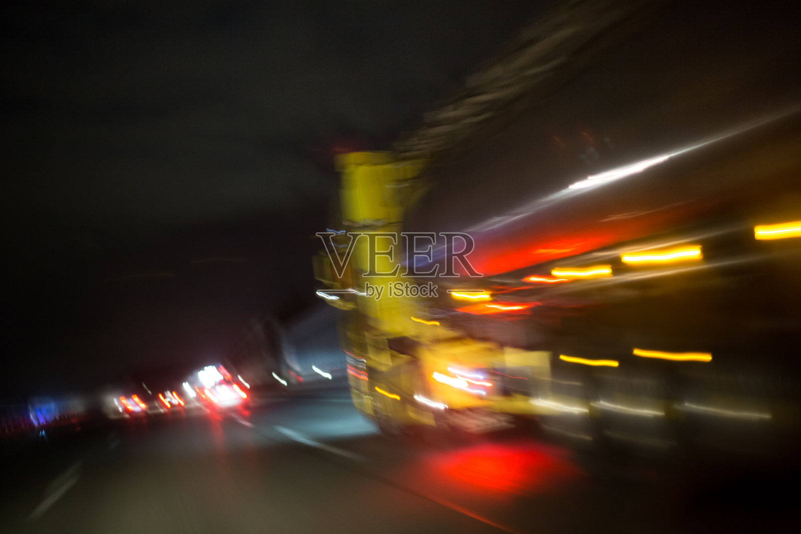 夜晚autbahn坏天气背景照片摄影图片