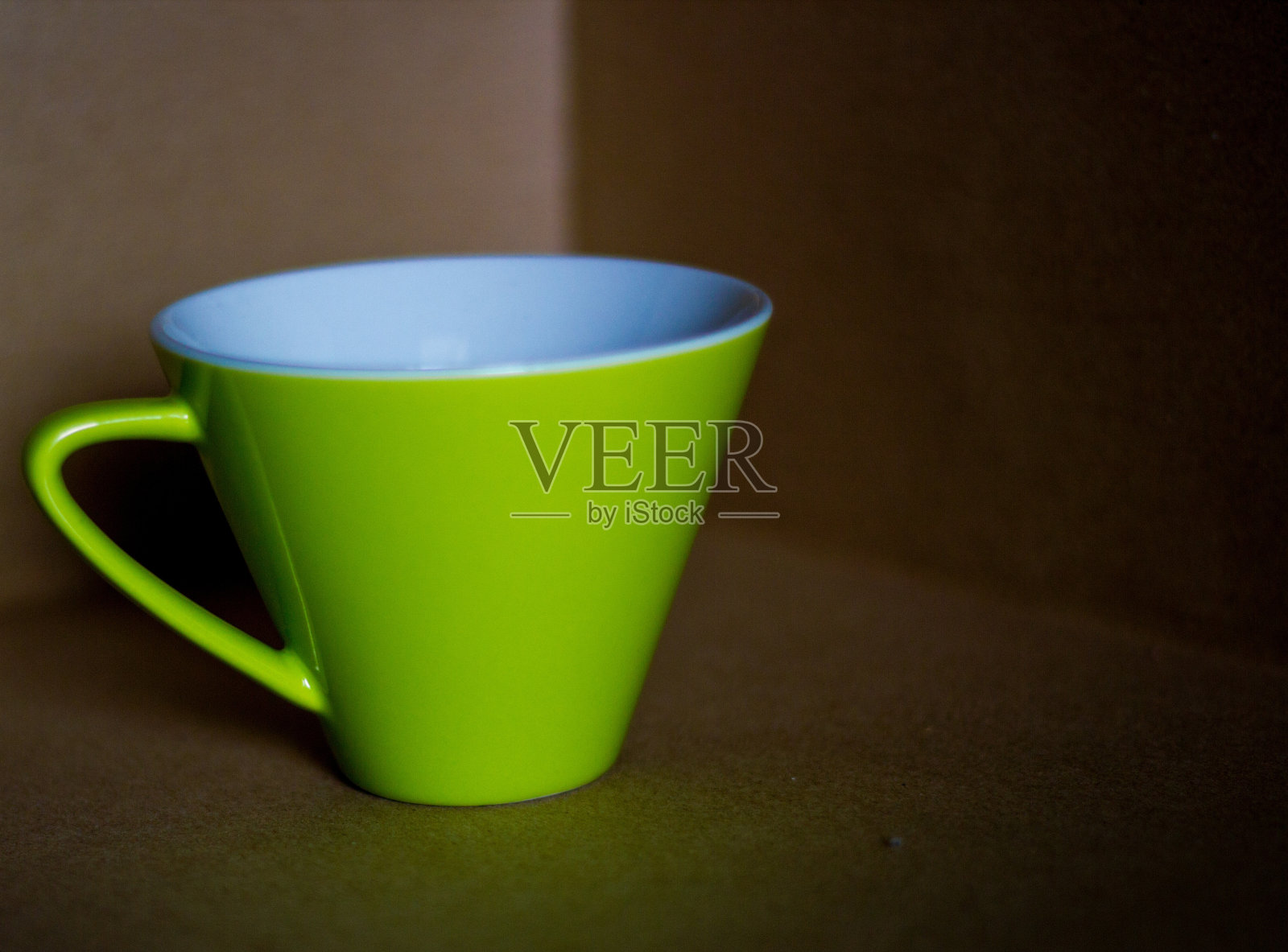 橙色和绿色的杯子。照片摄影图片