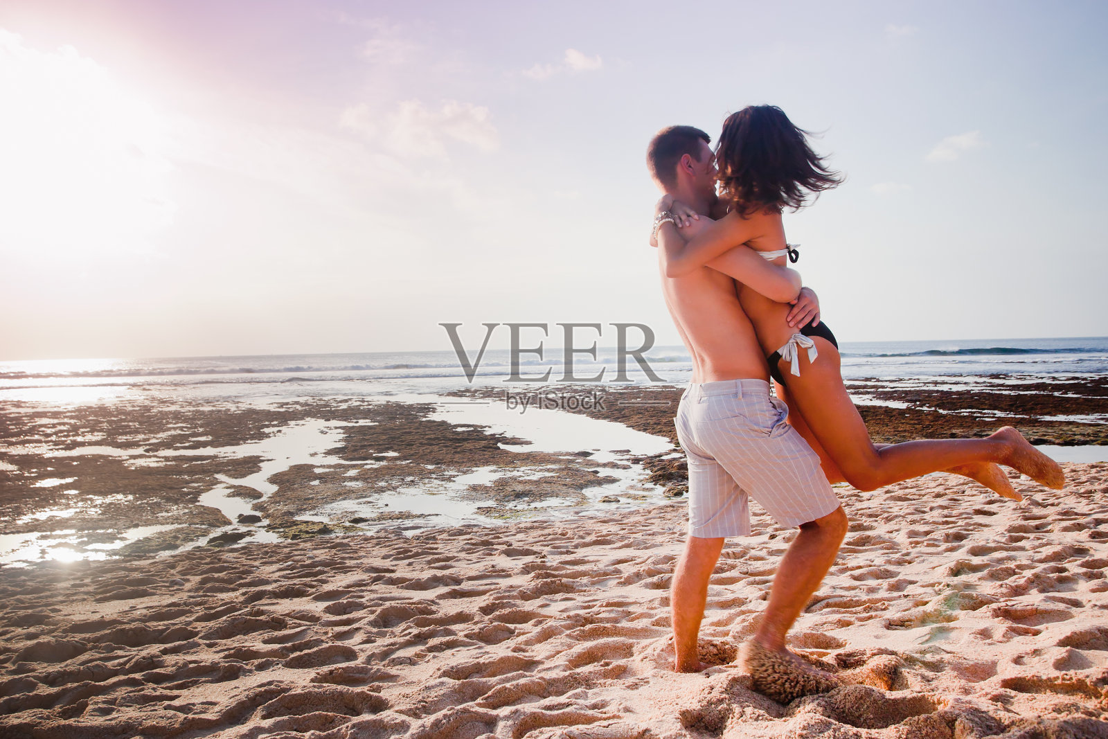 海滩上快乐的人照片摄影图片