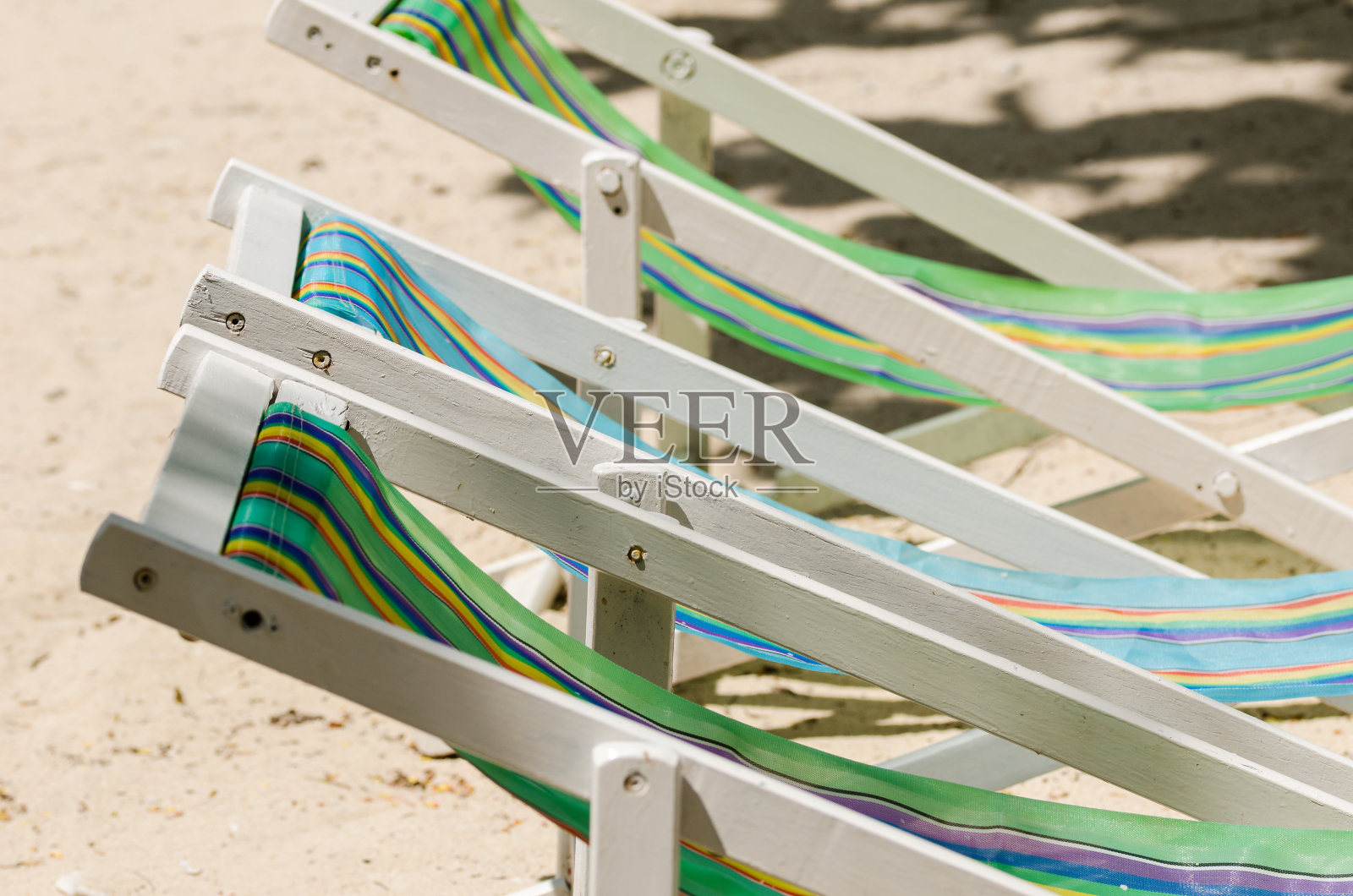 海滩上五颜六色的椅子照片摄影图片