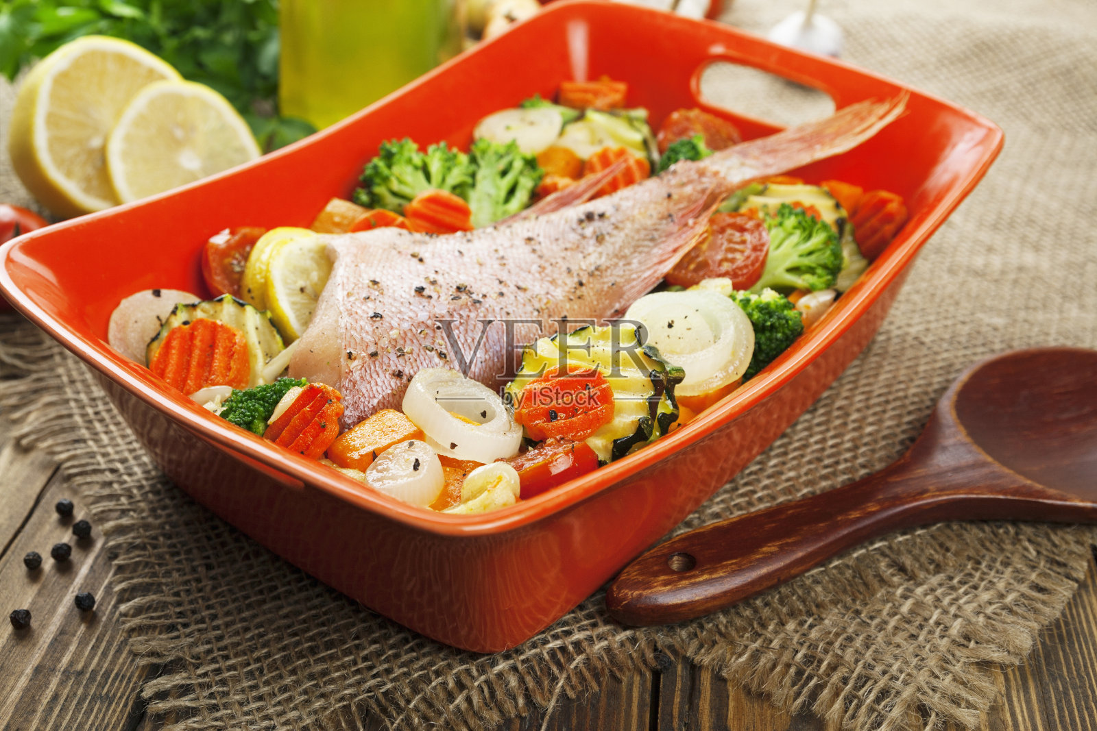 烤鱼配蔬菜照片摄影图片