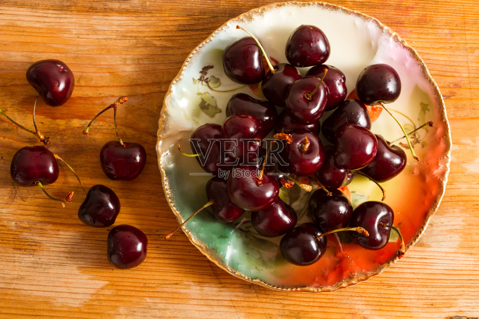 成熟的樱桃，以质朴的木头为背景照片摄影图片