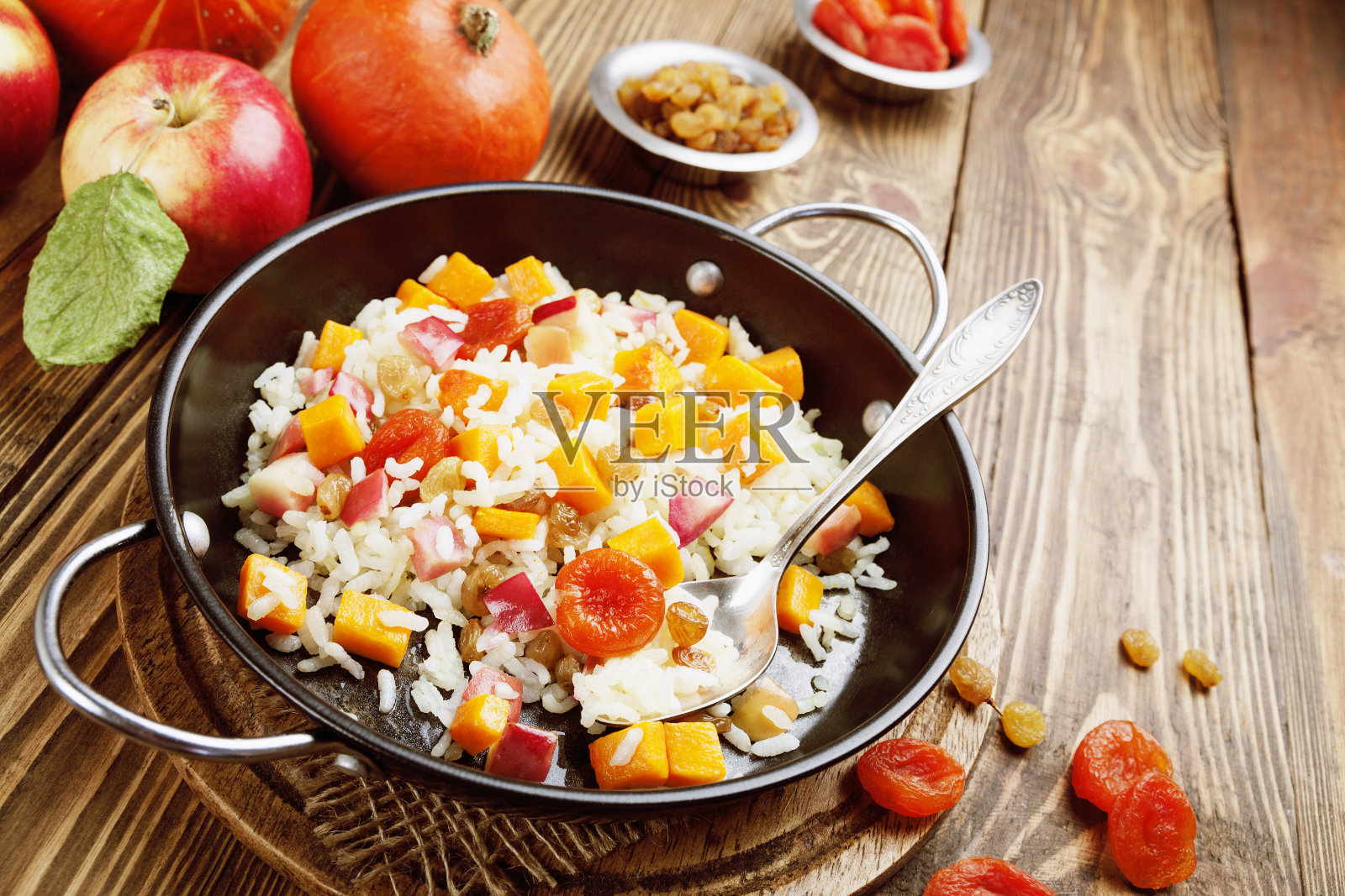 甜肉饭配南瓜、苹果和干果照片摄影图片