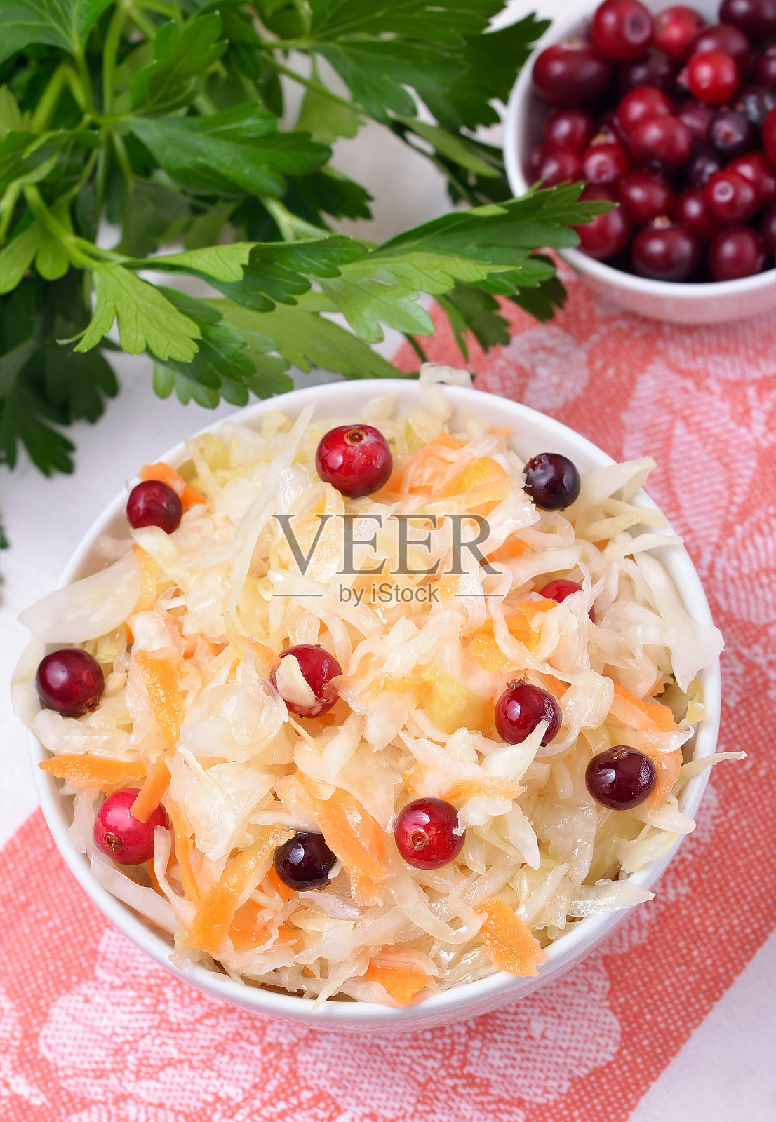 蔬菜沙拉配卷心菜和蔓越莓照片摄影图片