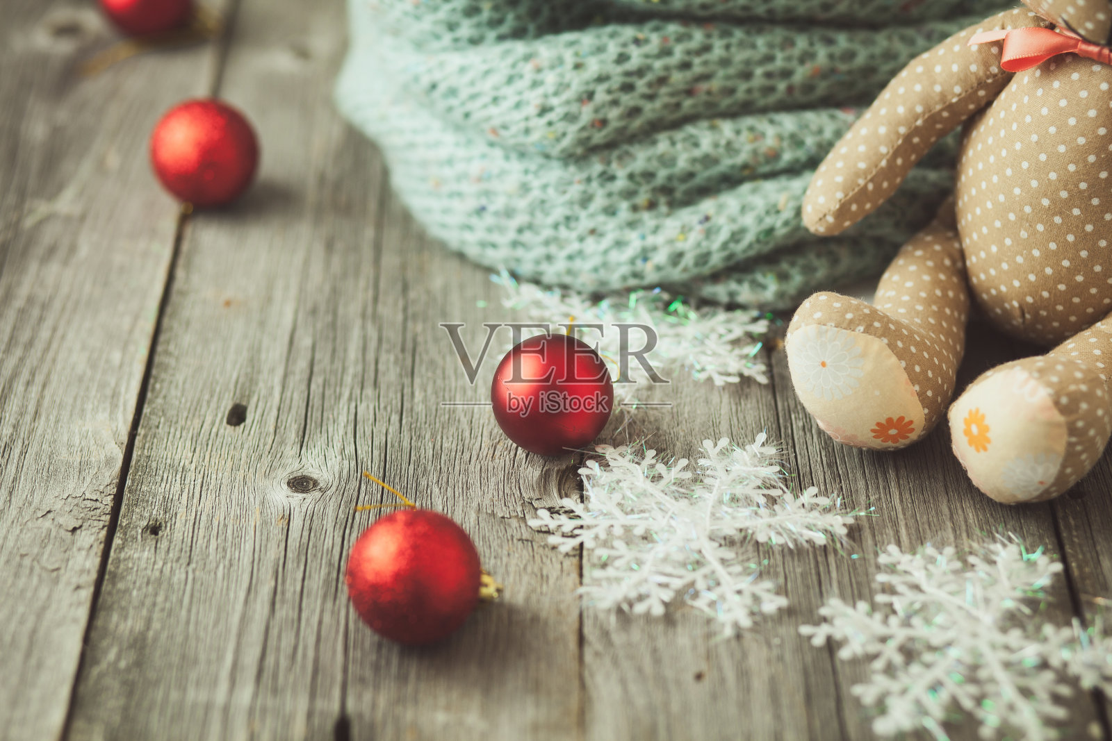 圣诞装饰在木桌上照片摄影图片