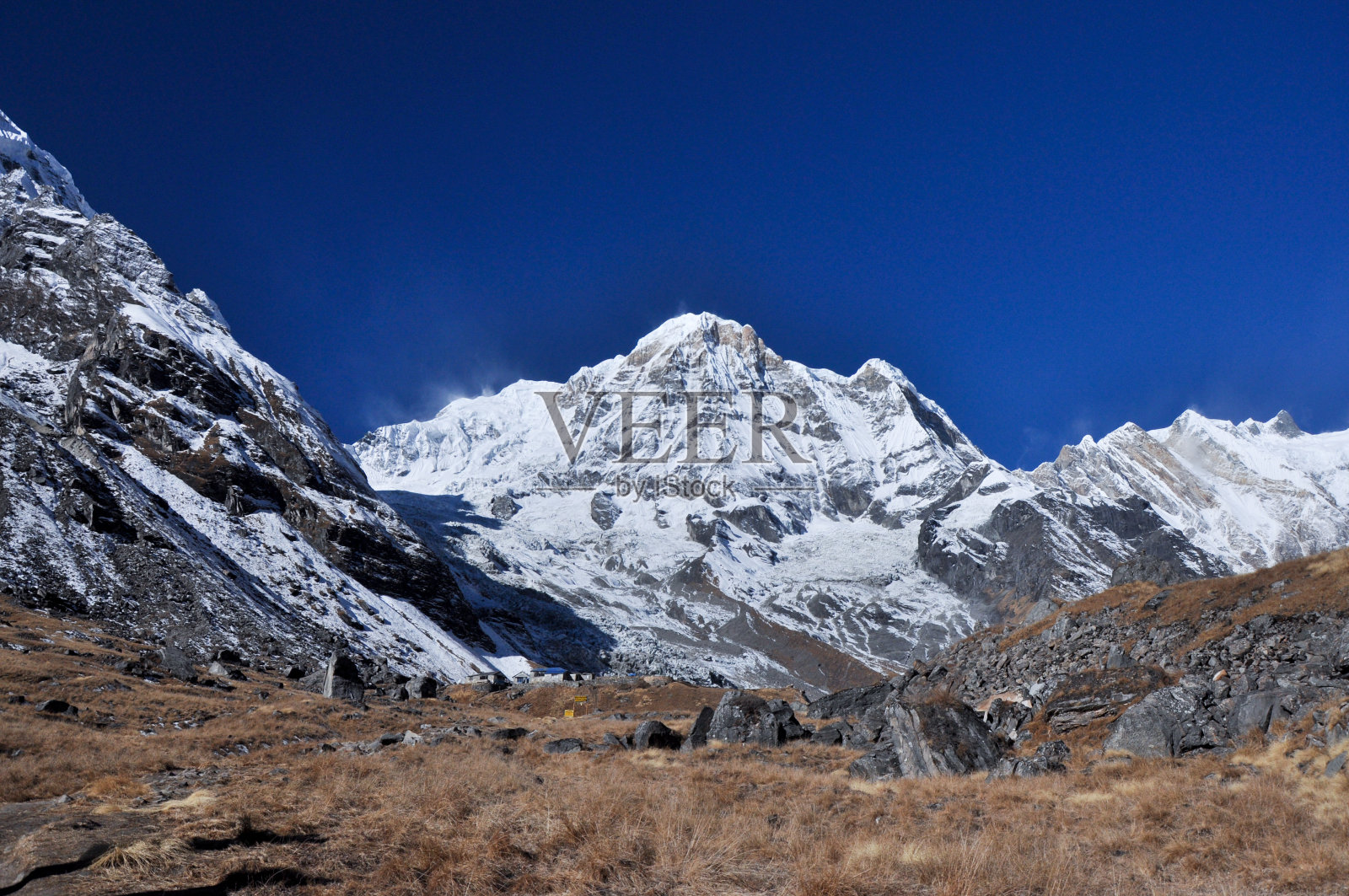 背景是喜马拉雅山，清澈的蓝天，尼泊尔。照片摄影图片