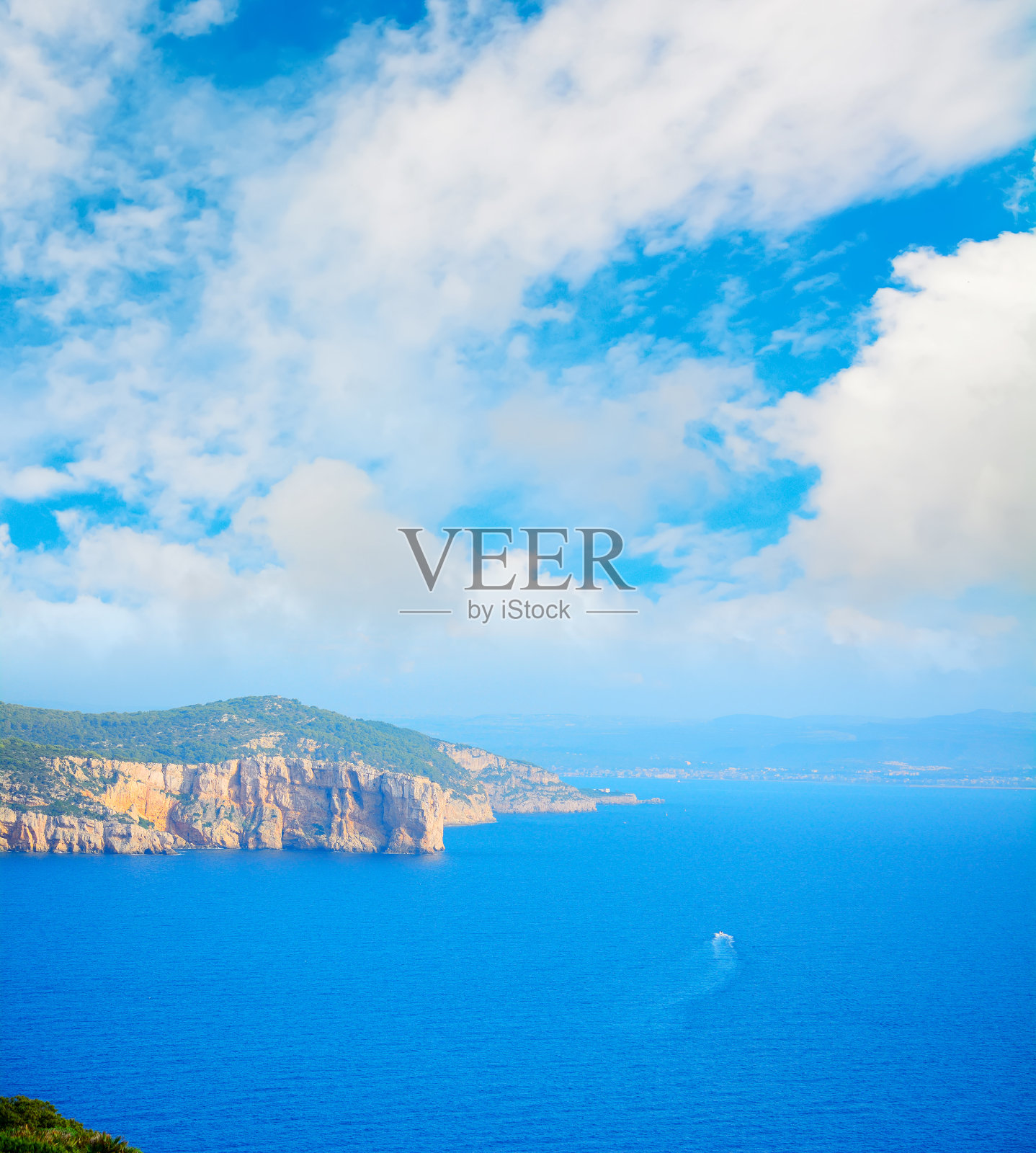 撒丁岛海岸线上乌云密布照片摄影图片