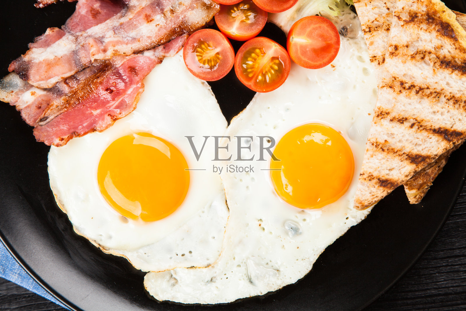 传统的早餐放在盘子里照片摄影图片