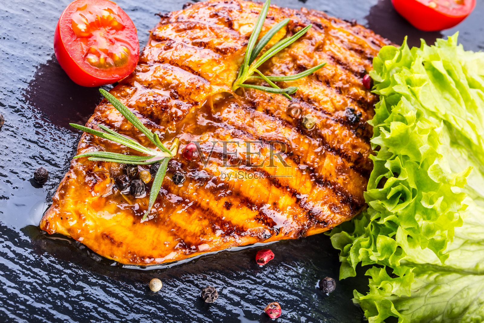 在花岗岩板上烤鸡胸肉照片摄影图片