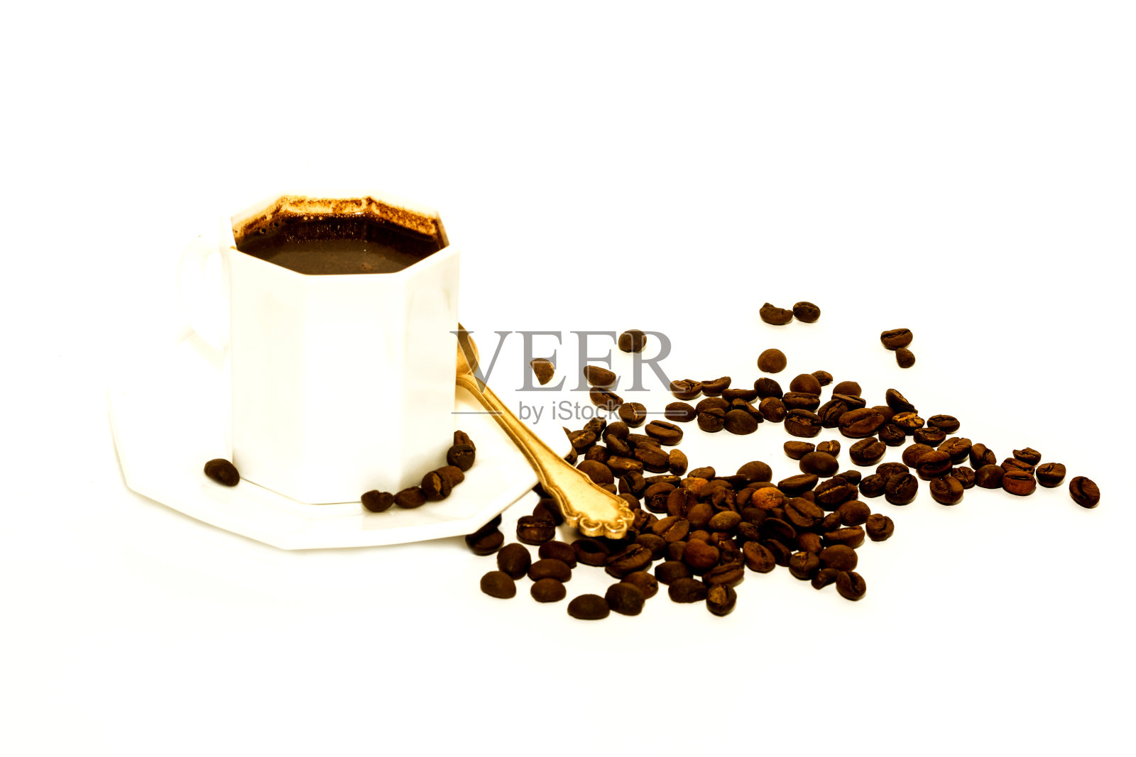 白色背景上的咖啡杯和豆子照片摄影图片