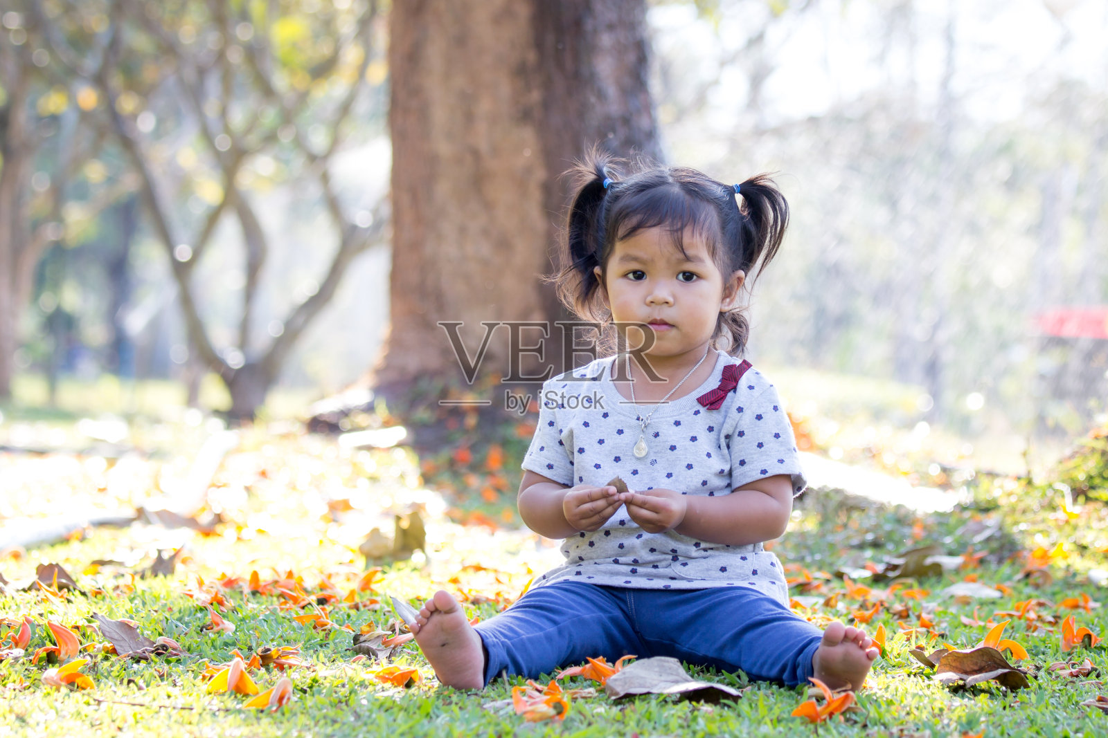 可爱的小女孩在公园里玩照片摄影图片
