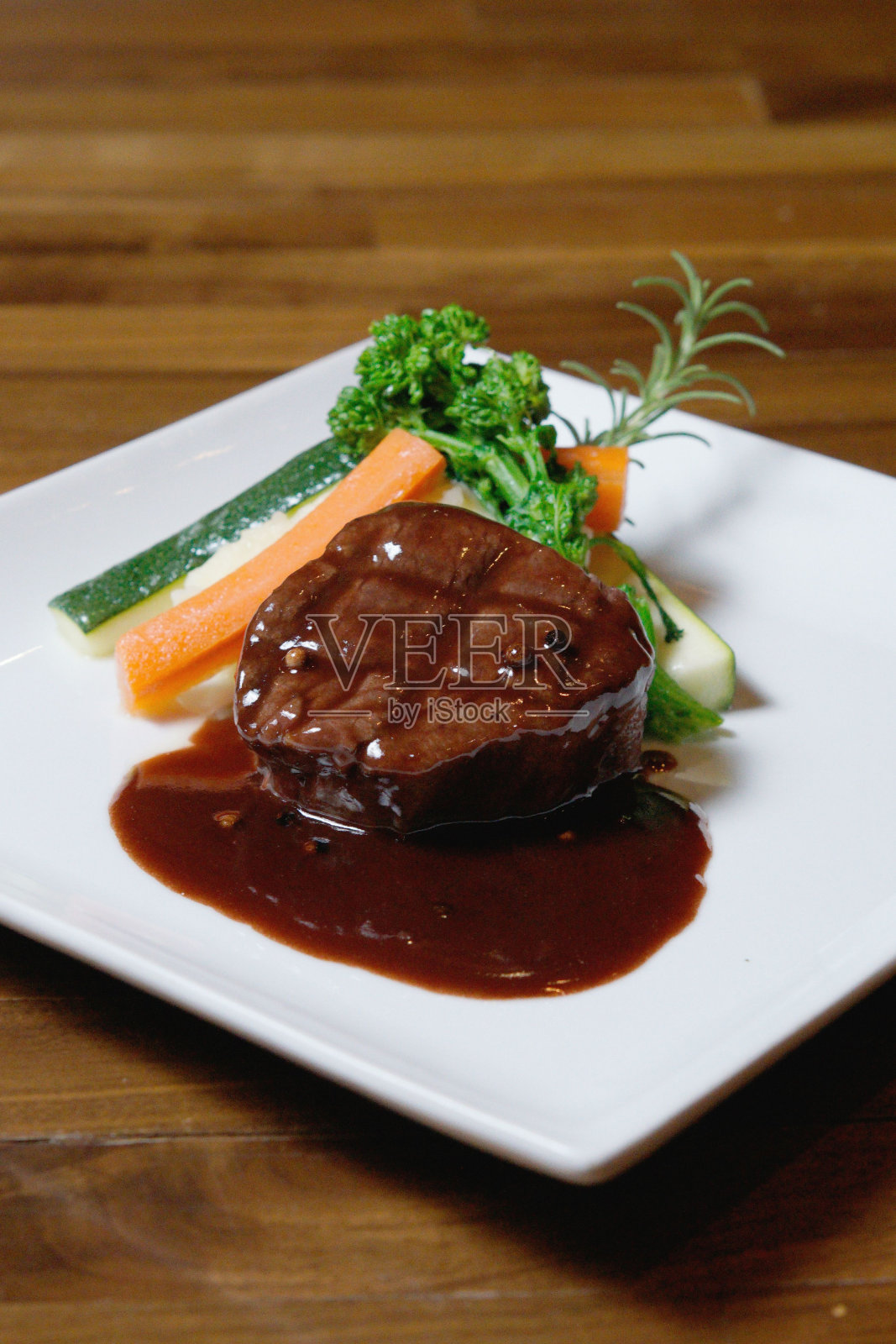 牛里脊配土豆和蔬菜照片摄影图片