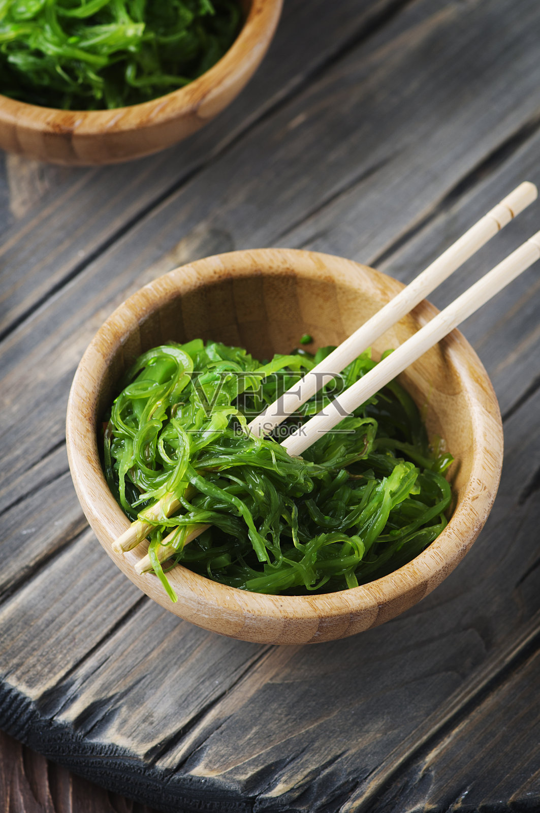 日式沙拉在木桌上照片摄影图片