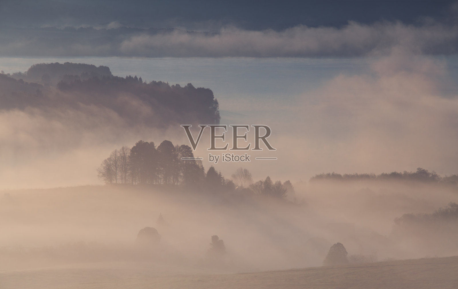 在阿尔卑斯的湖面上，一个多雾的夏日清晨照片摄影图片