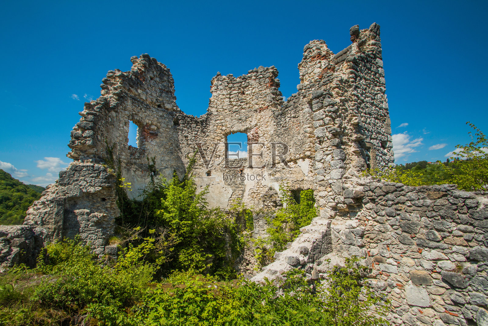 克罗地亚，古老的被遗弃的中世纪堡垒萨莫堡照片摄影图片