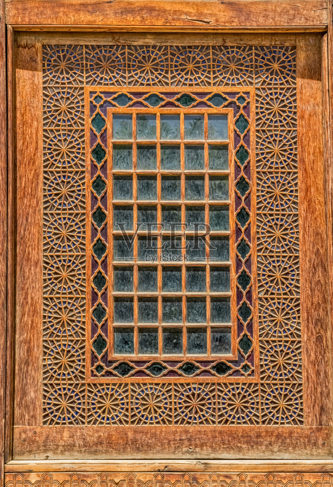 城堡内的窗户是彩色玻璃照片摄影图片