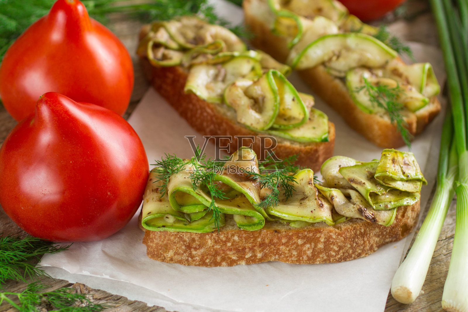 烤西葫芦意式烤面包。软焦点照片摄影图片