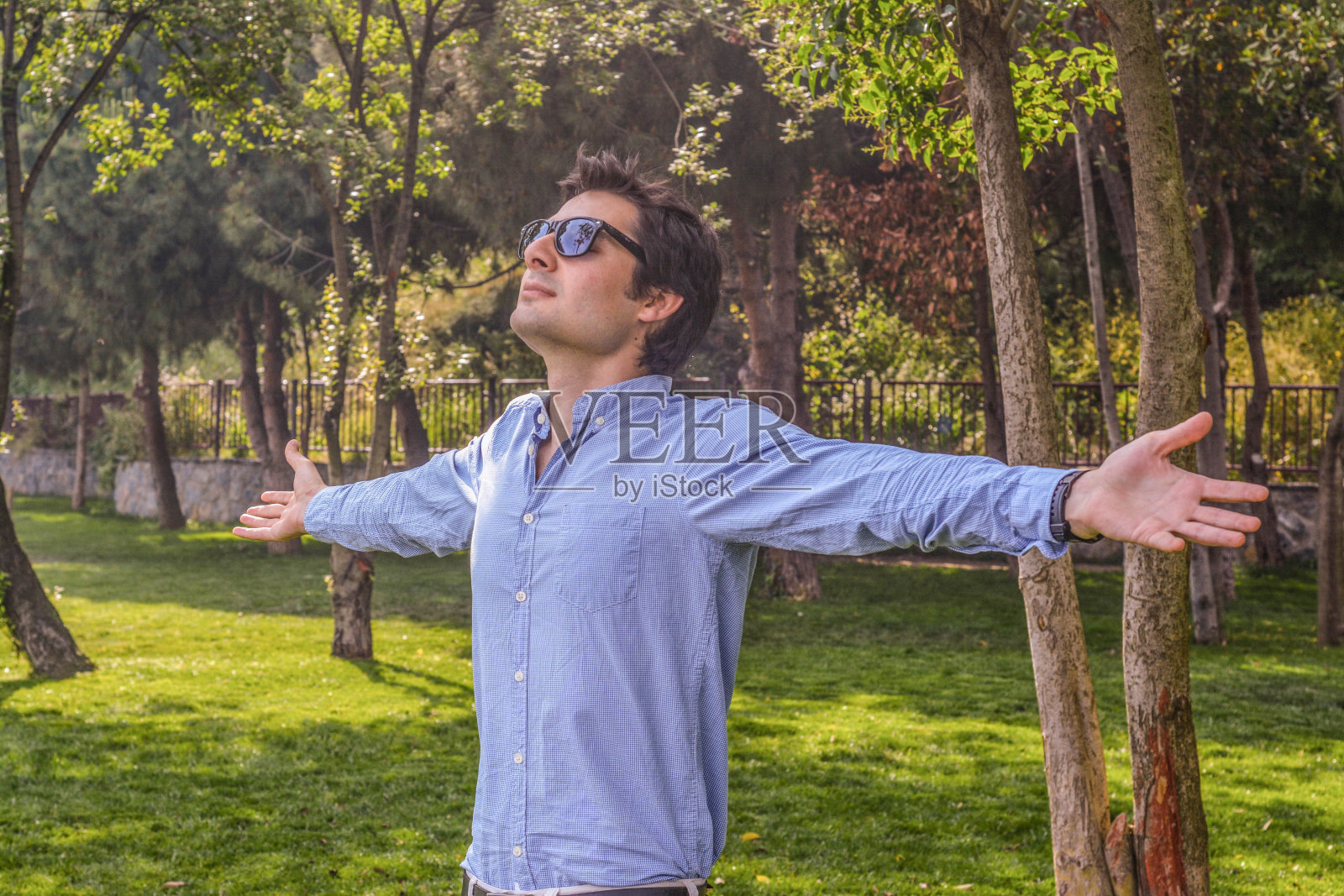 拥抱自然的商人照片摄影图片