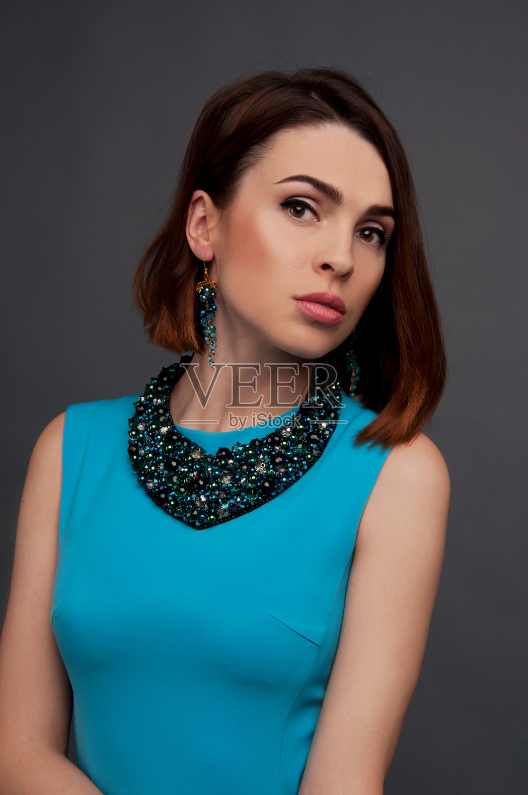 肉欲的年轻美丽的女人，憔悴的样子照片摄影图片