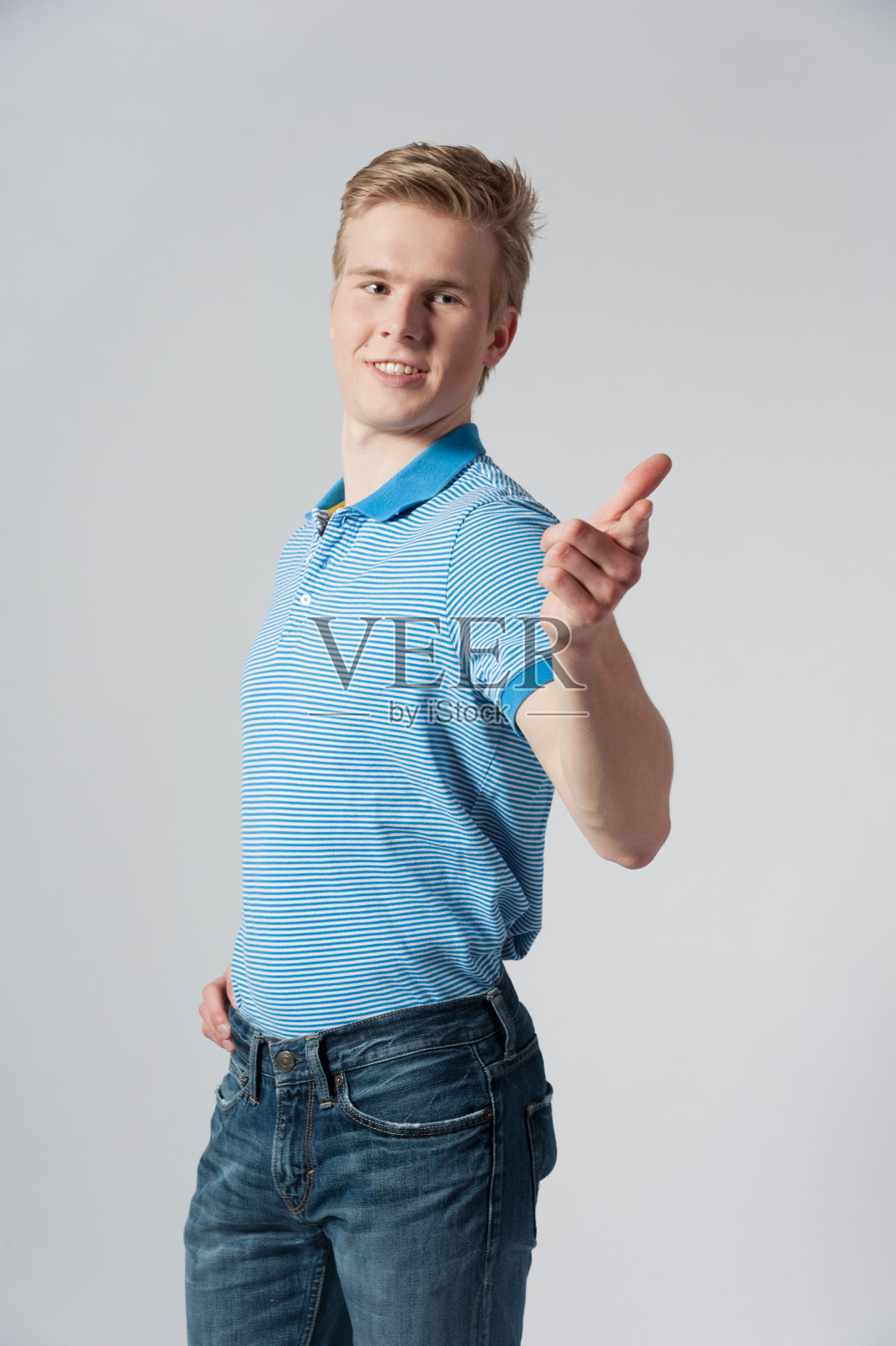 穿着蓝色衬衫的金发男人照片摄影图片