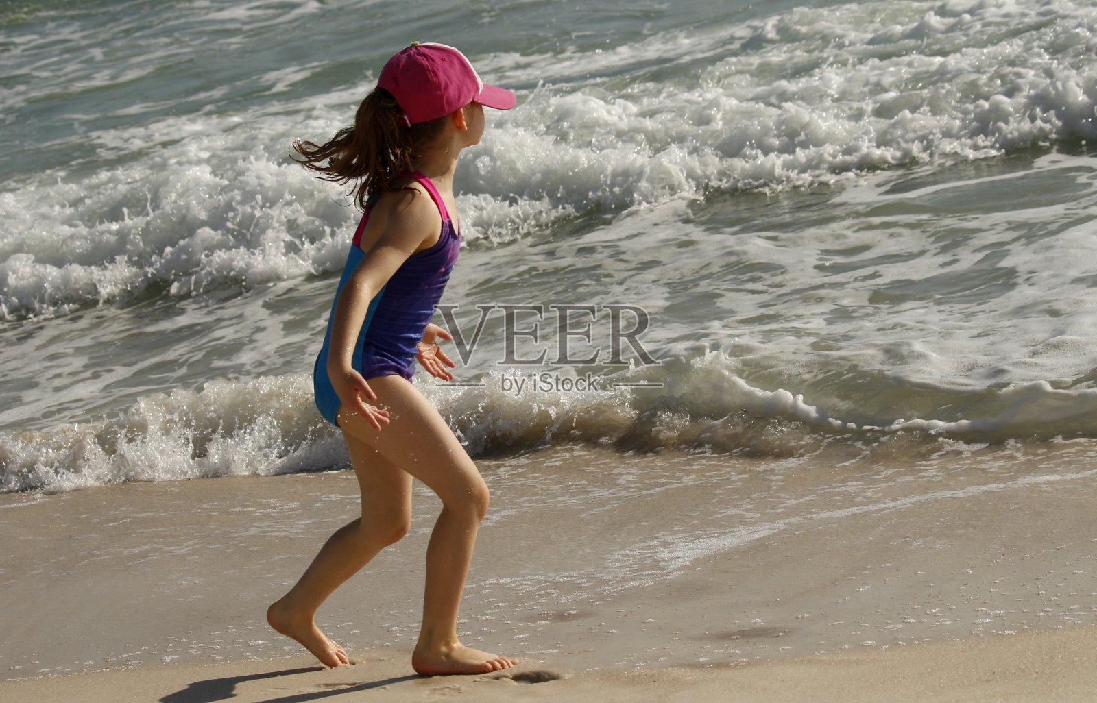 沙滩上的女孩照片摄影图片