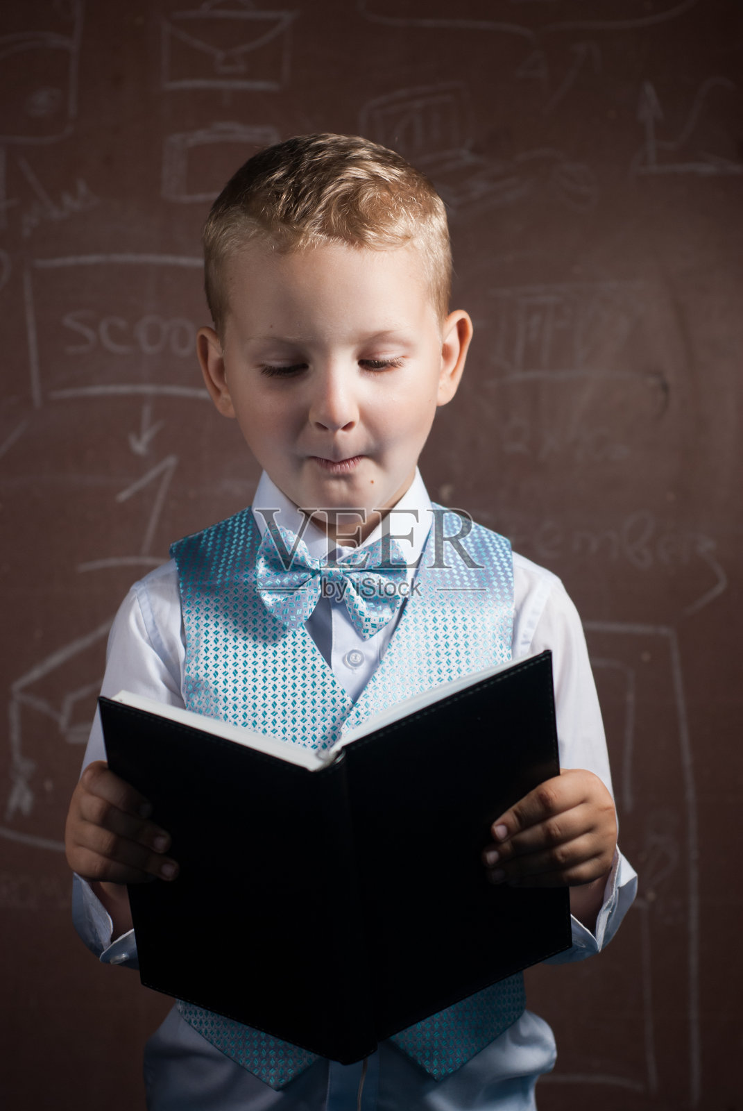 金发的小男生，穿着漂亮的西装，照片摄影图片