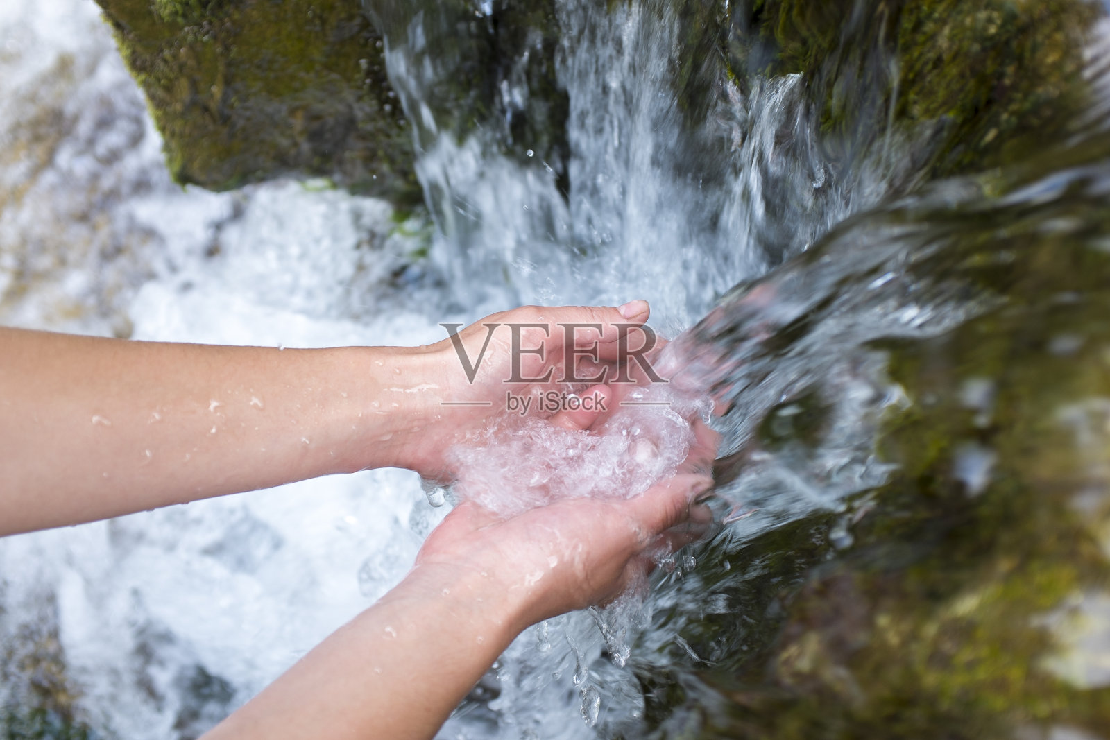 女人的手与水溅照片摄影图片