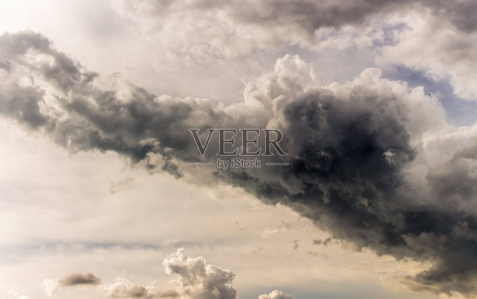 鳄鱼头在云里照片摄影图片