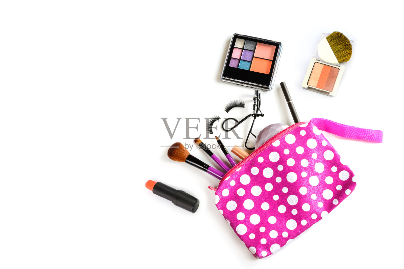 化妆包与化妆品和刷子隔离照片摄影图片