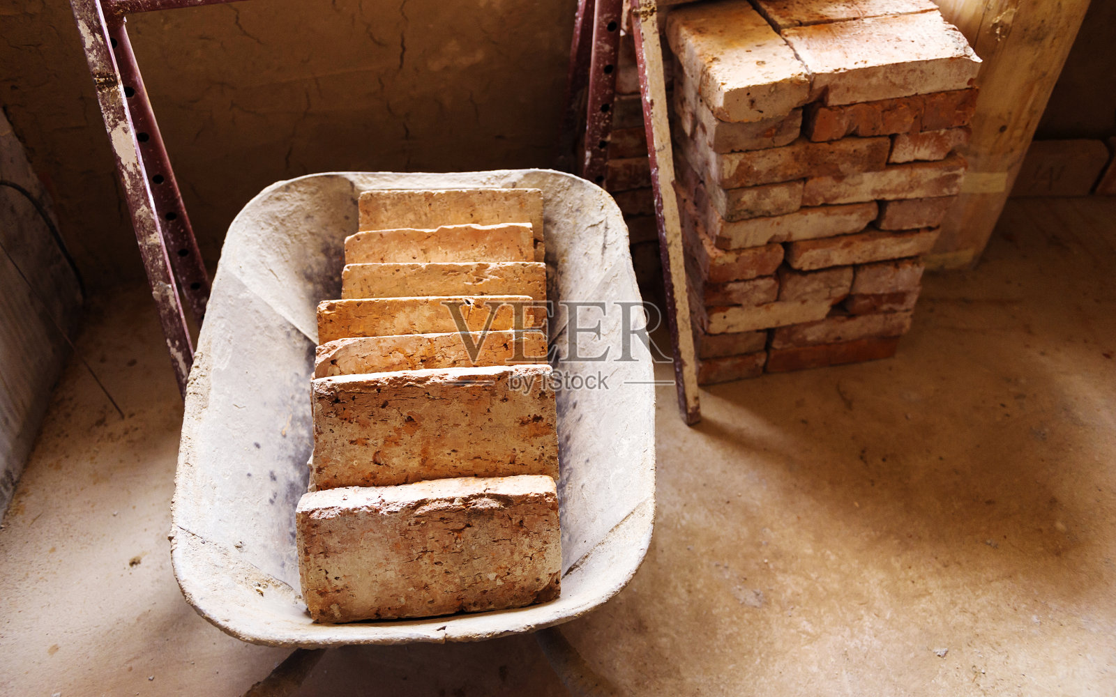 未完工的生态木屋照片摄影图片