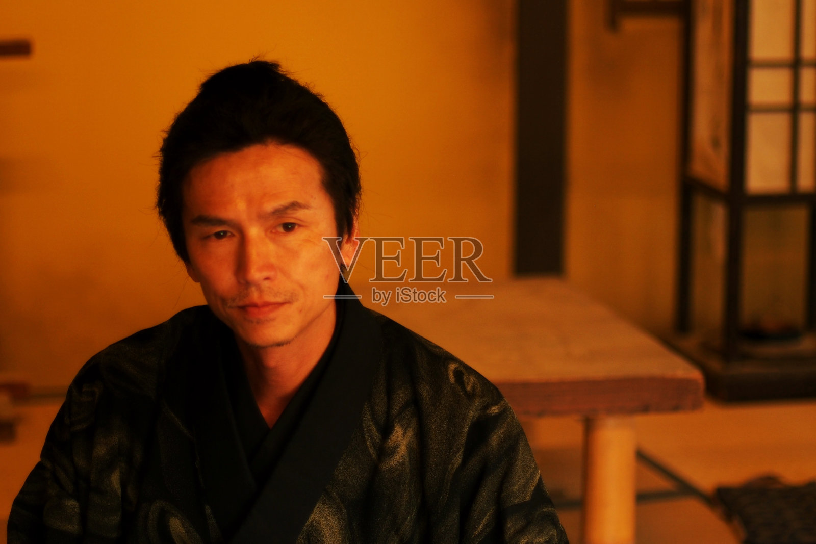 酒吧里的武士照片摄影图片