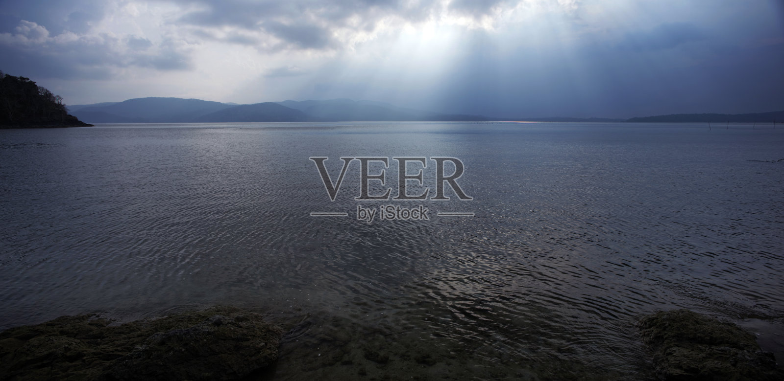 大约2014年4月，日落时海面上的阳光照片摄影图片