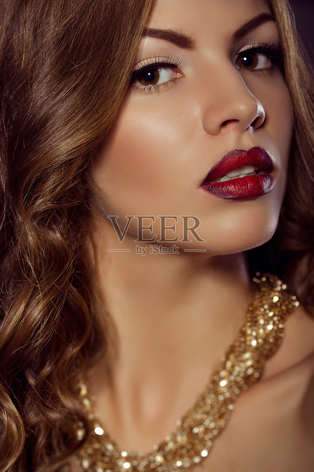 近距离拍摄时尚肖像。射击模式。化妆和发型照片摄影图片