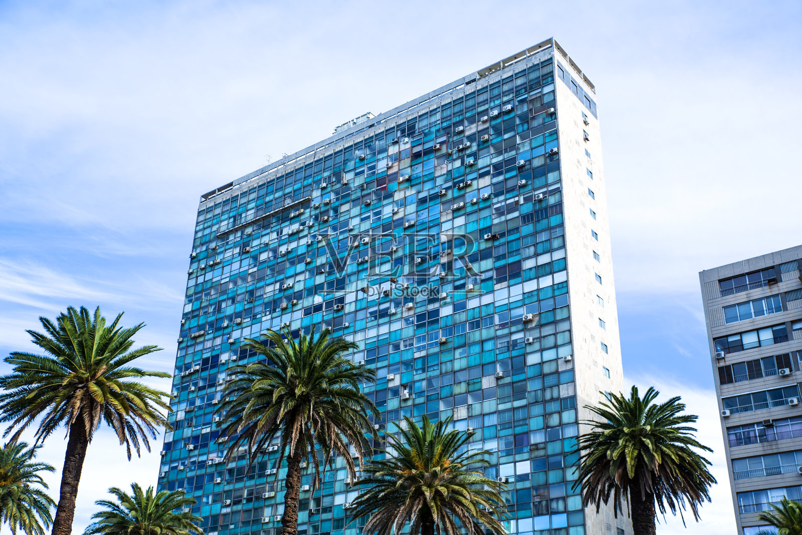 蒙得维的亚独立广场上的现代建筑照片摄影图片