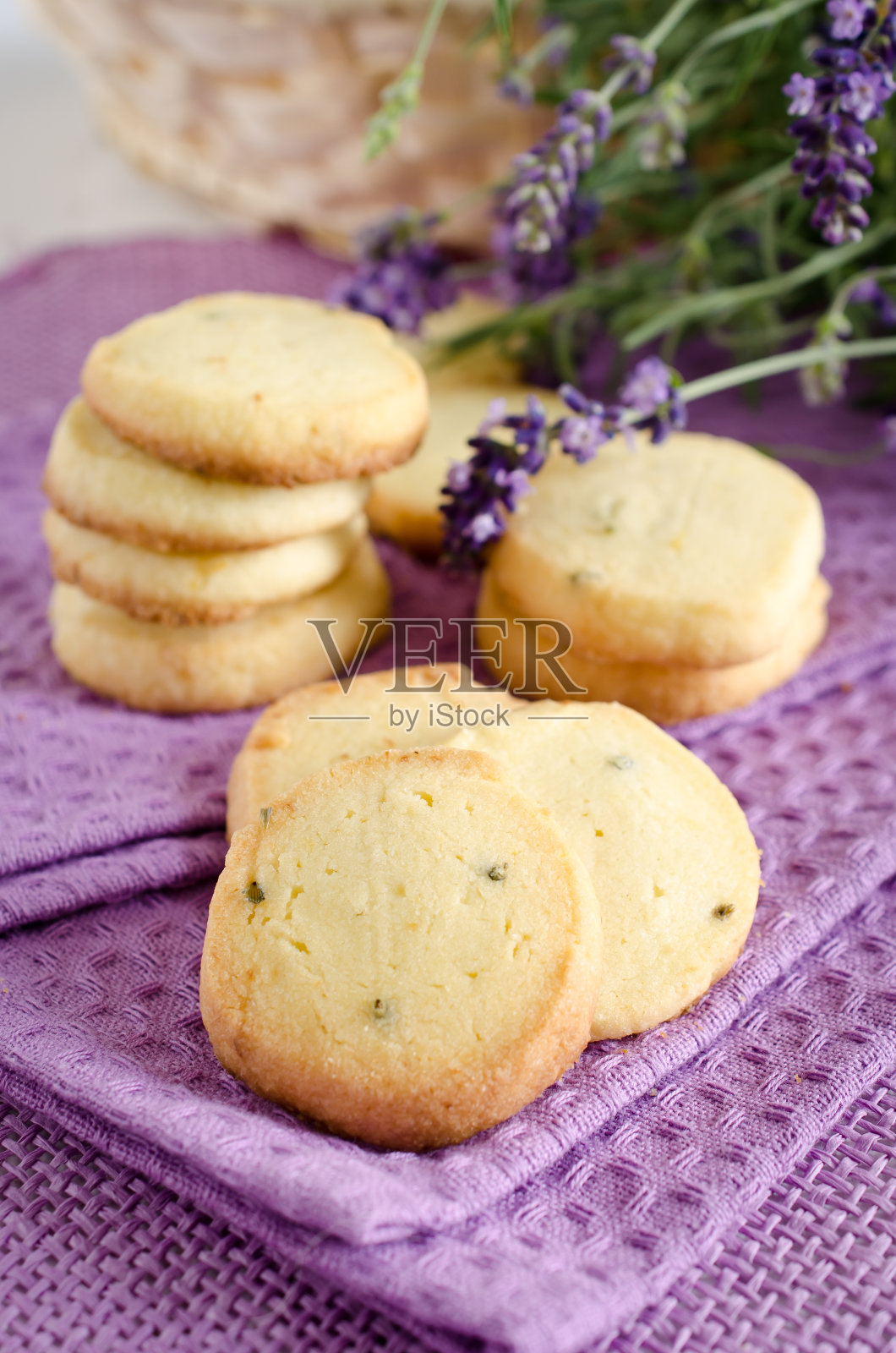 黄油饼干和薰衣草花照片摄影图片