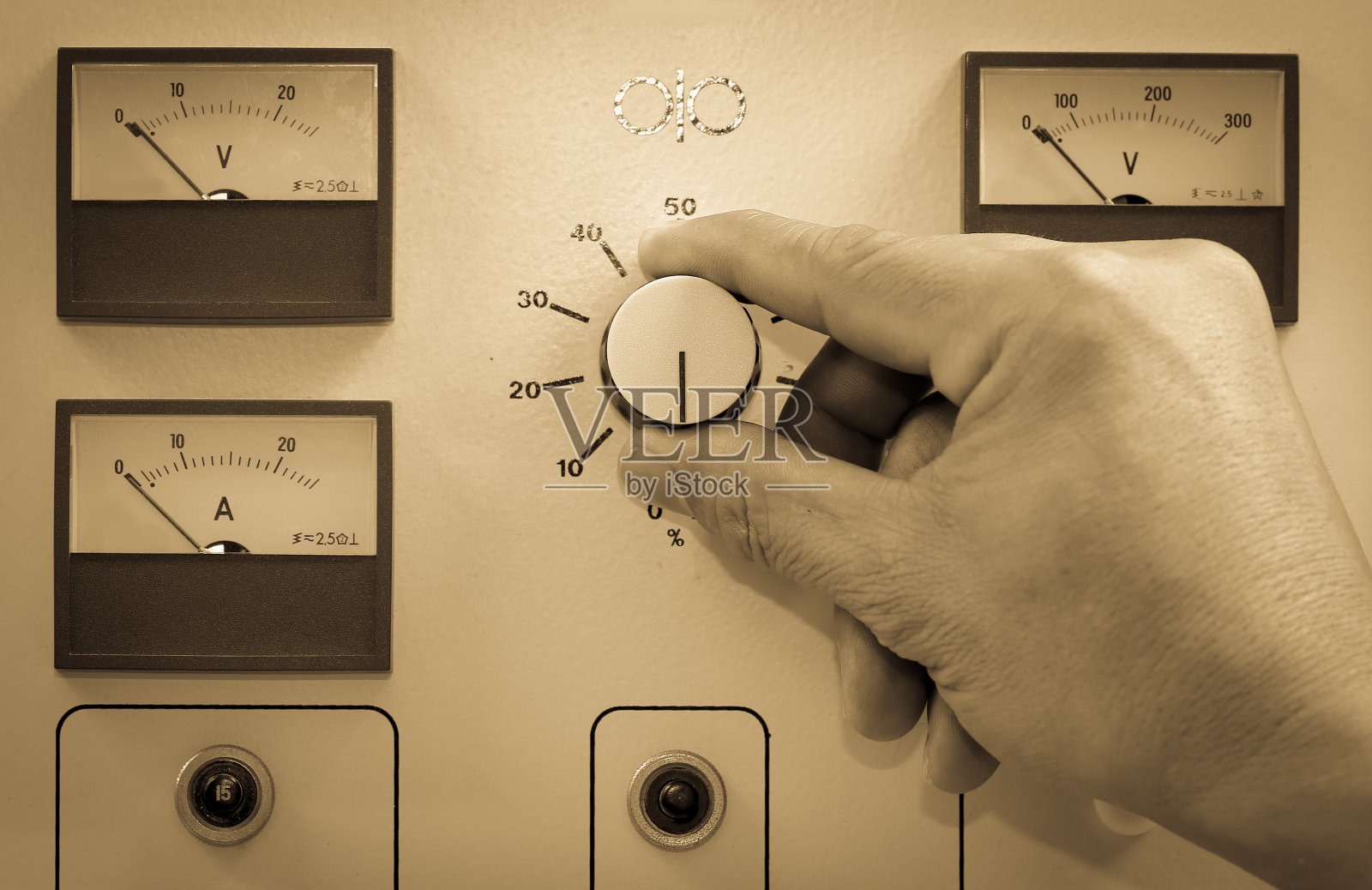 调平电源，对电源进行测试。照片摄影图片