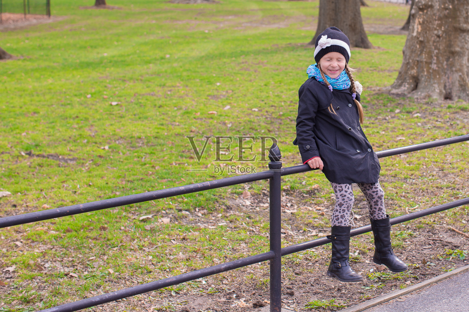 纽约市中央公园里可爱的小女孩照片摄影图片