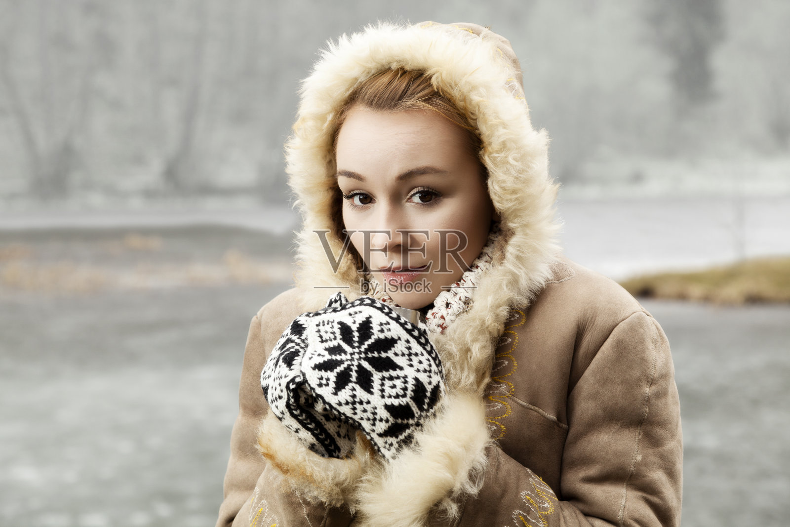 年轻女子冬季肖像。照片摄影图片