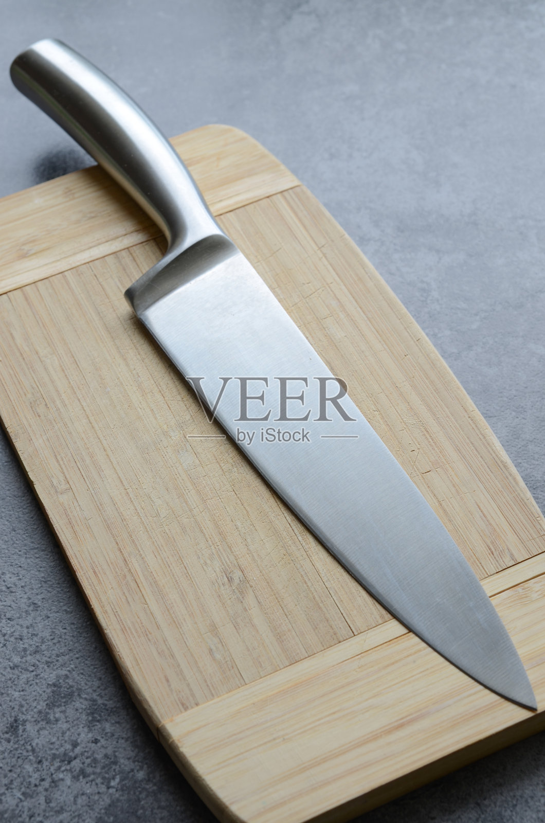 带厨师刀的木制砧板照片摄影图片